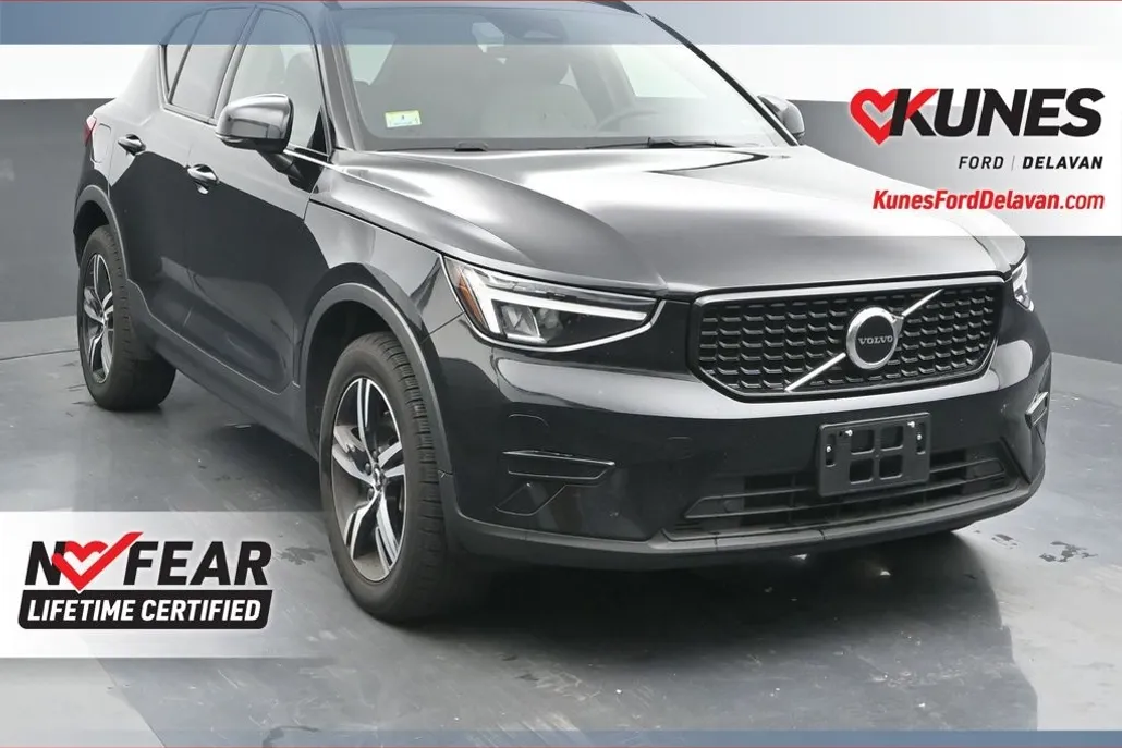 2024 Volvo XC40 Core photo 1