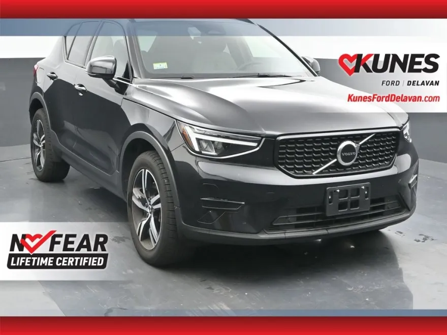 2024 Volvo XC40 Core photo 1
