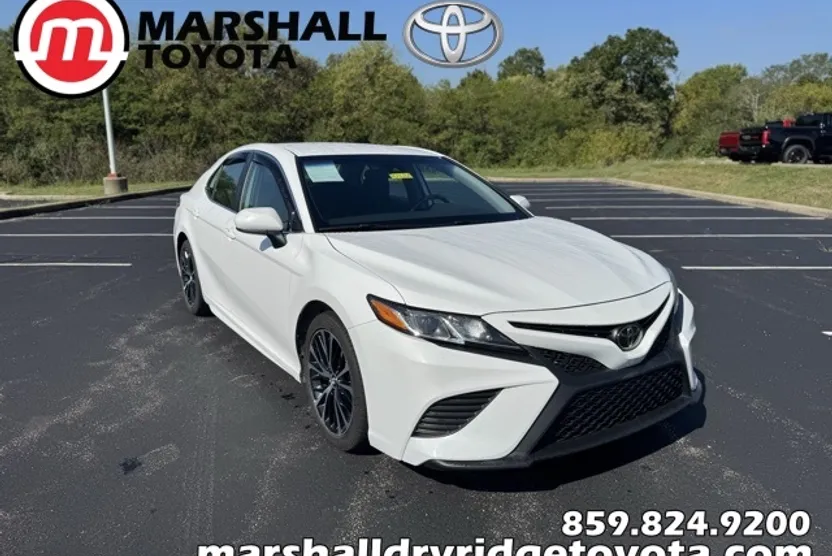 2020 Toyota Camry SE photo 1