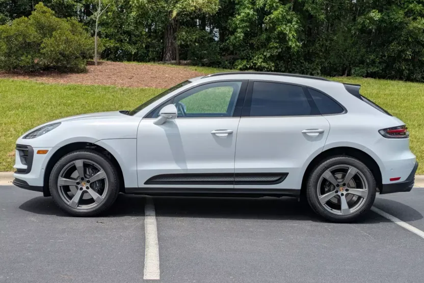 2024 Porsche Macan T photo 1