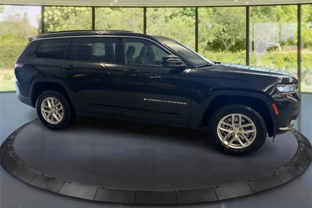 2025 Jeep Grand Cherokee Laredo photo 1
