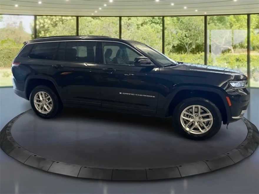 2025 Jeep Grand Cherokee Laredo photo 1