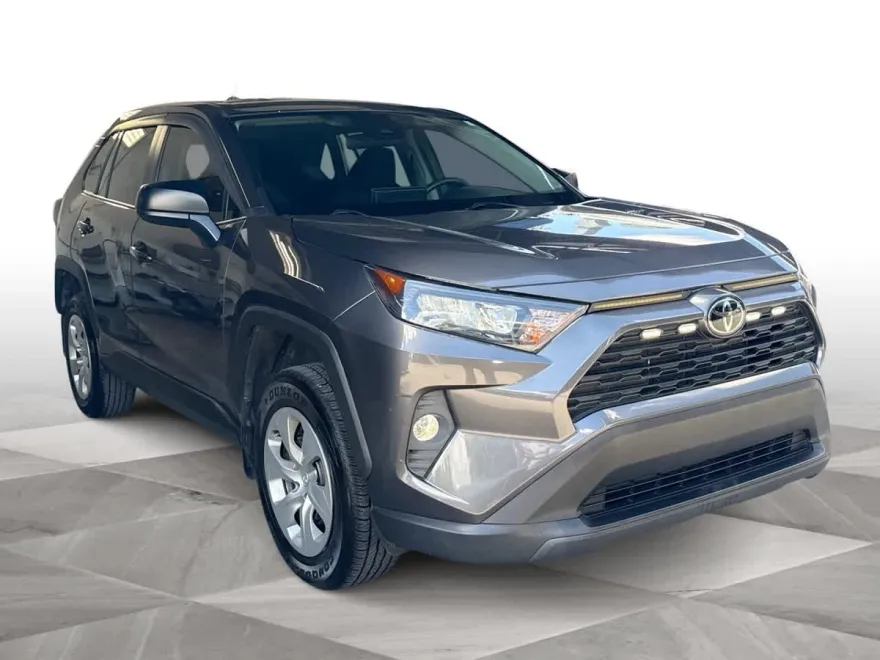 2022 Toyota RAV4 LE photo 1