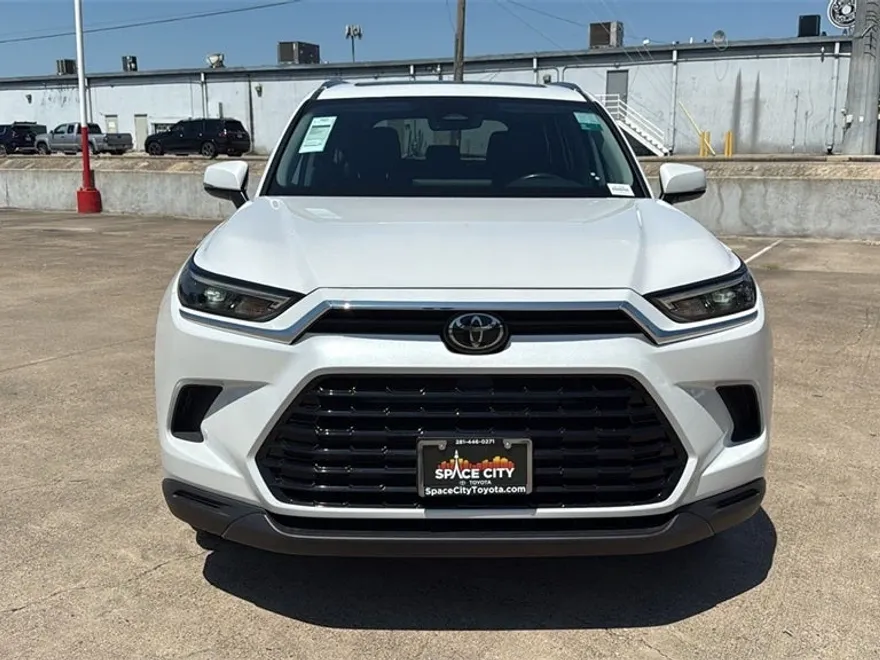 2024 Toyota RAV4 Hybrid XLE photo 1