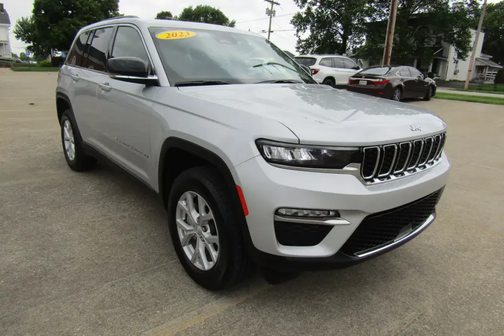 2023 Jeep Grand Cherokee Limited Sport photo 1