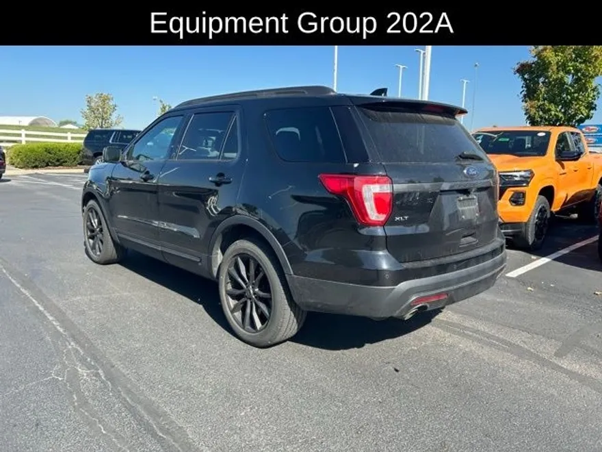 2017 Ford Explorer XLT photo 1