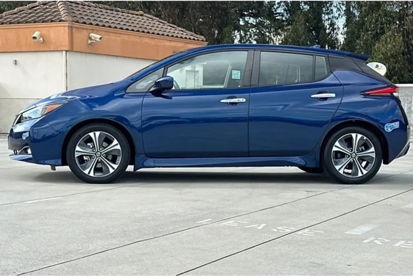 2021 Nissan Leaf SV photo 1