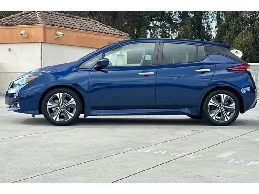2021 Nissan Leaf SV photo 1