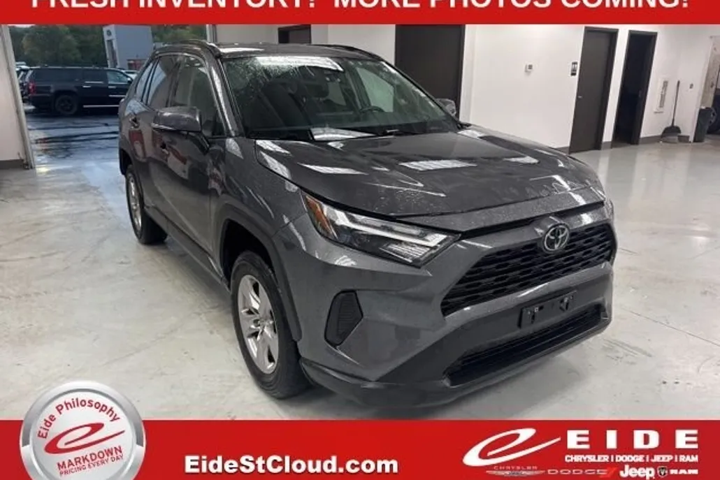 2023 Toyota RAV4 XLE photo 1