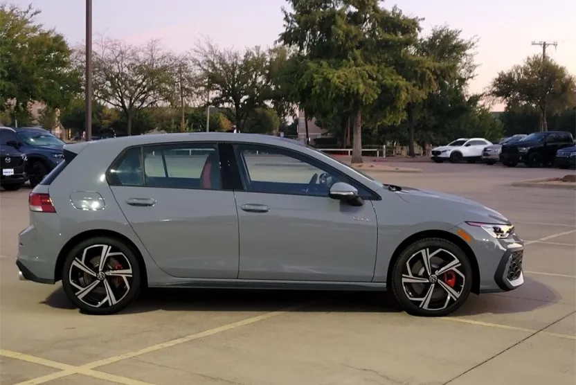 2025 Volkswagen Golf GTI SE photo 1