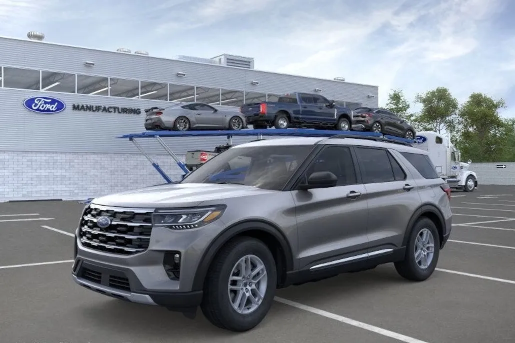 2025 Ford Explorer photo 1