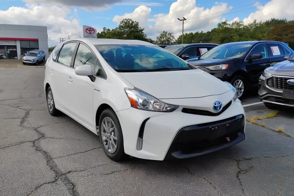2015 Toyota Prius V Two photo 1