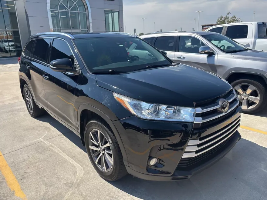 2017 Toyota Highlander XLE photo 1