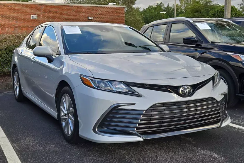 2023 Toyota Camry LE photo 1