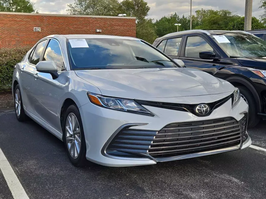 2023 Toyota Camry LE photo 1