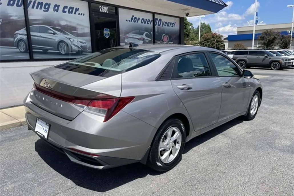 2023 Hyundai Elantra SE photo 1