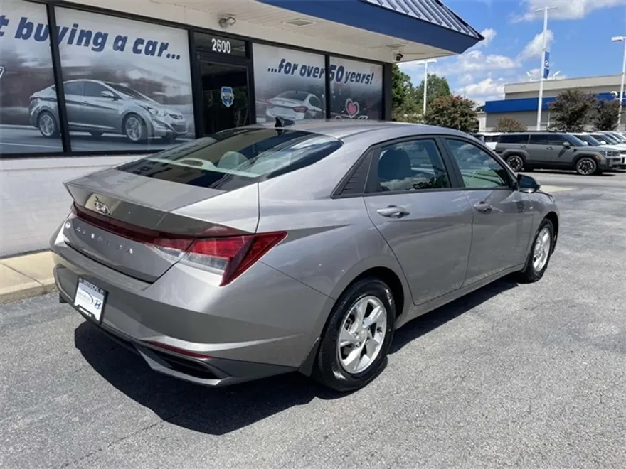 2023 Hyundai Elantra SE photo 1