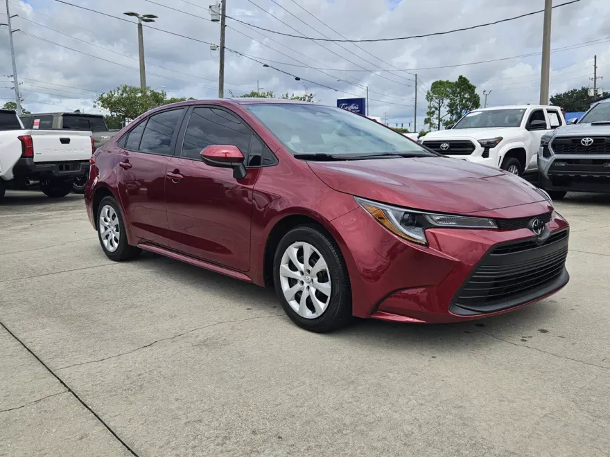 2023 Toyota Corolla LE photo 1
