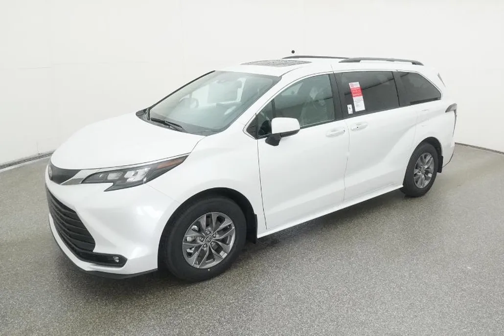 2025 Toyota Sienna XLE photo 1
