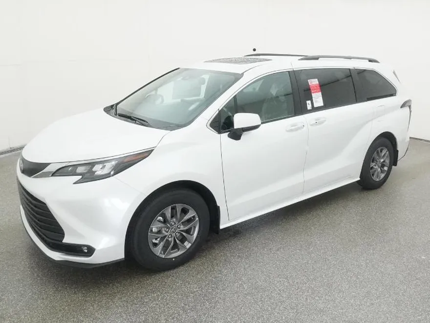 2025 Toyota Sienna XLE photo 1