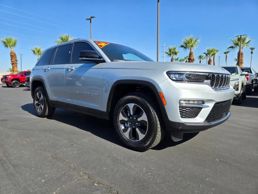 2024 Jeep Cherokee photo 1