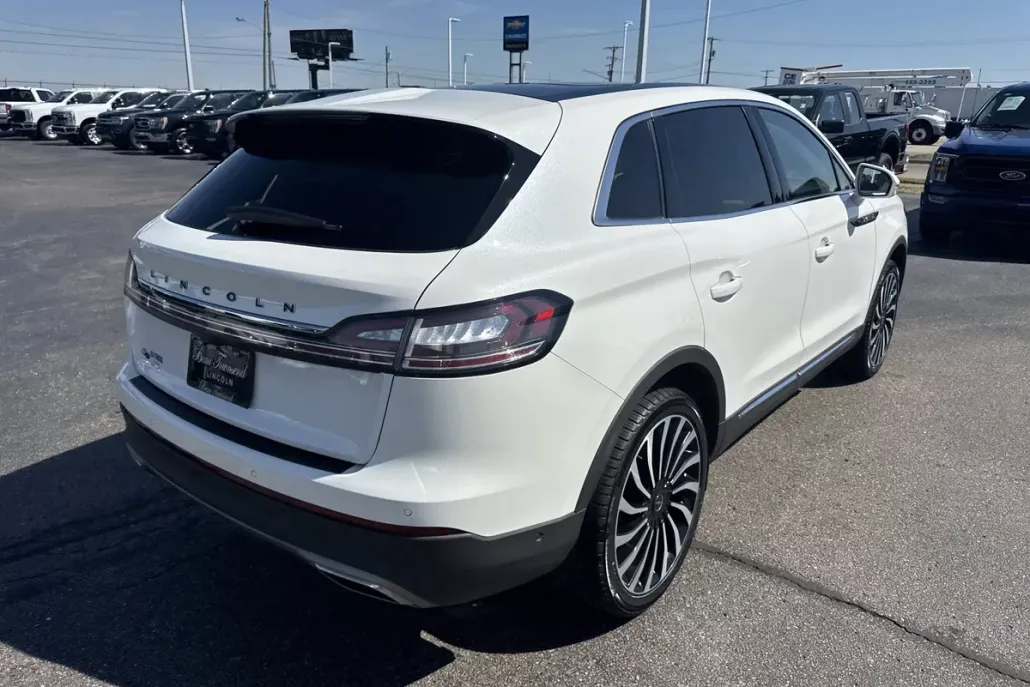 2022 Lincoln Nautilus Black Label photo 1