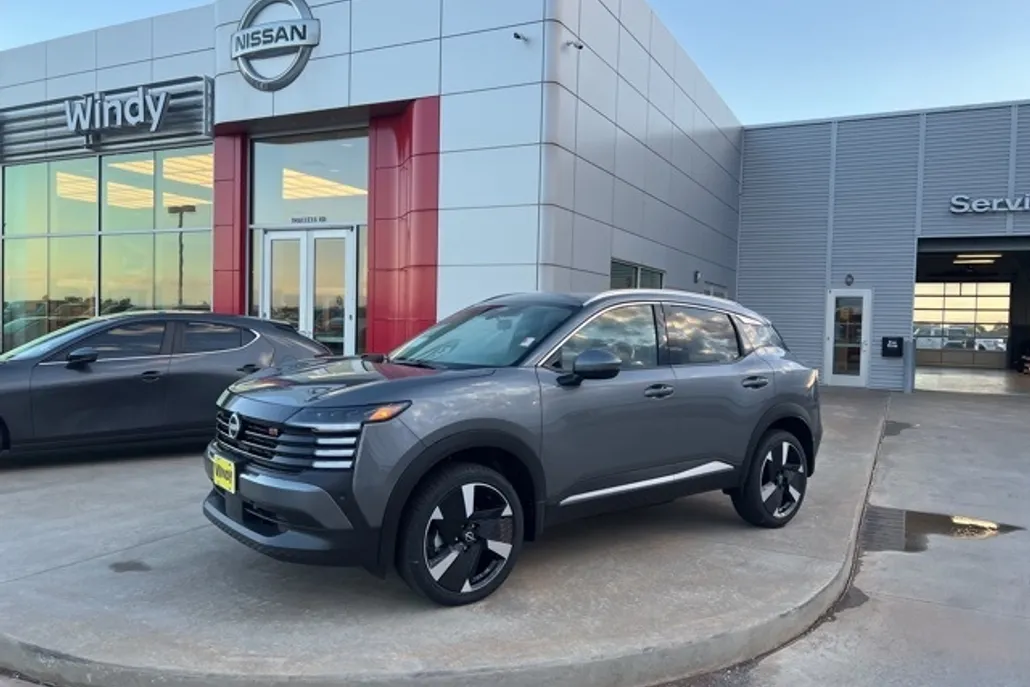 2025 Nissan Kicks SR photo 1