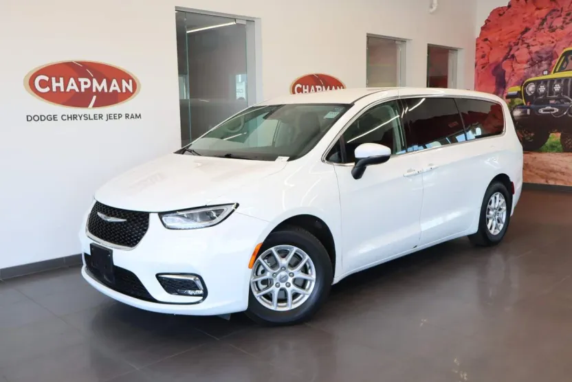 2023 Chrysler Pacifica Touring L photo 1