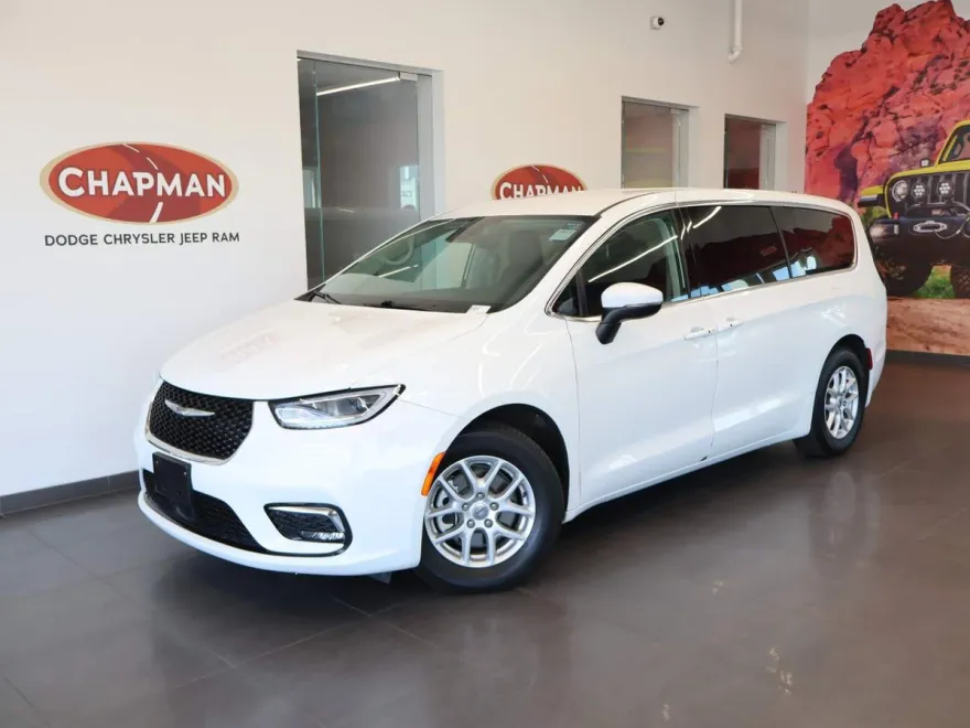 2023 Chrysler Pacifica Touring L photo 1