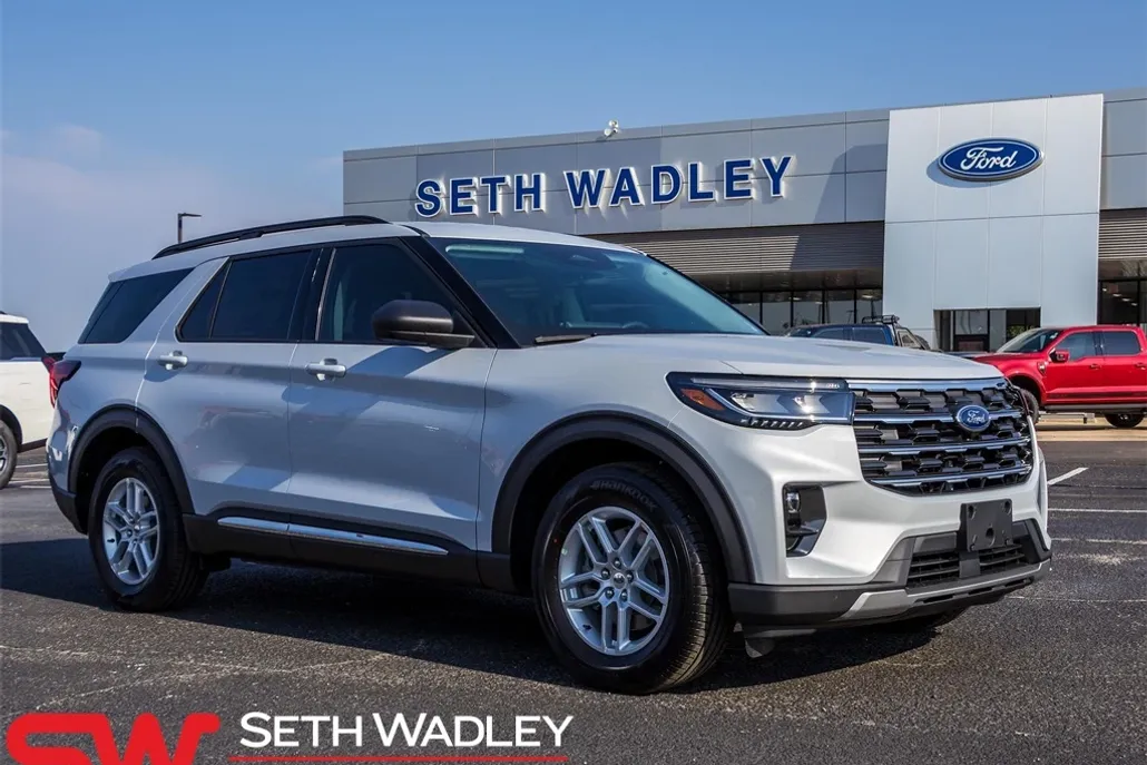 2025 Ford Explorer photo 1