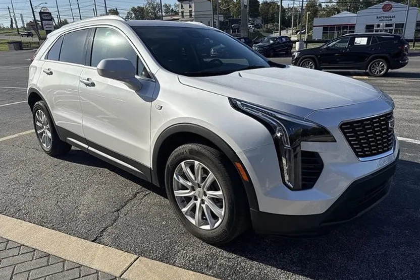 2023 Cadillac XT4 Luxury photo 1