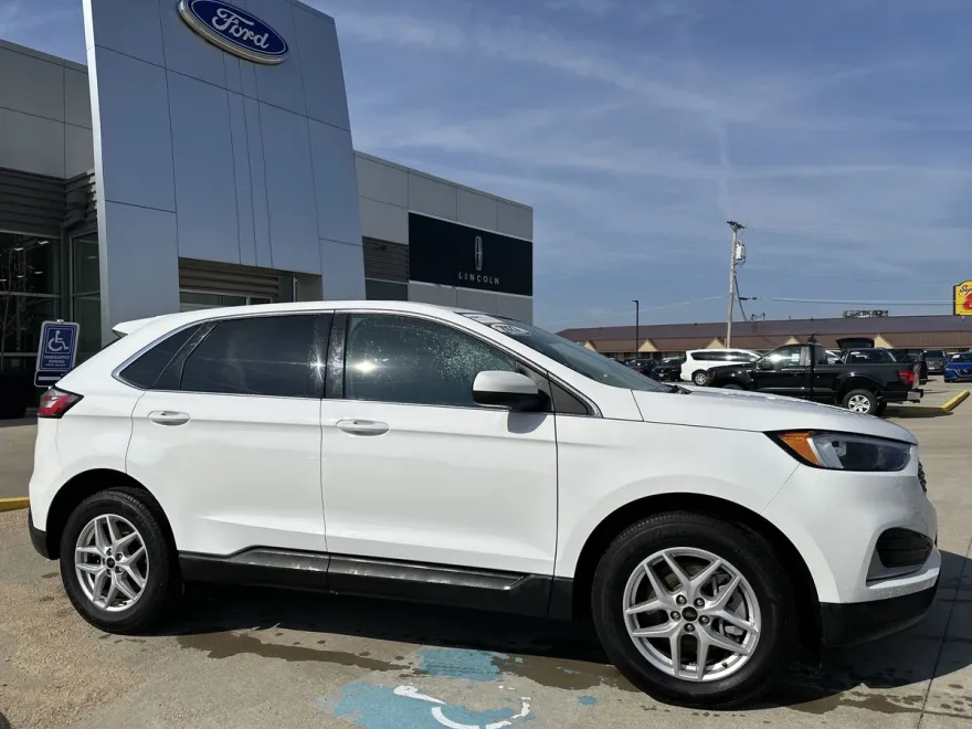 2023 Ford Edge Titanium photo 2