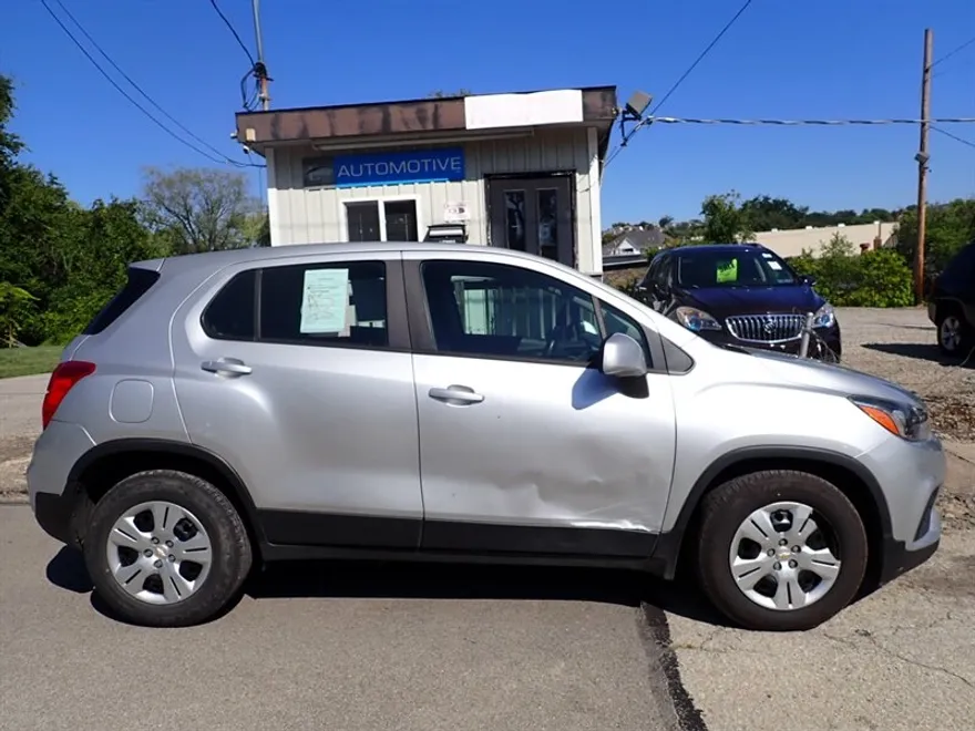 2017 Chevrolet Trax LS photo 1