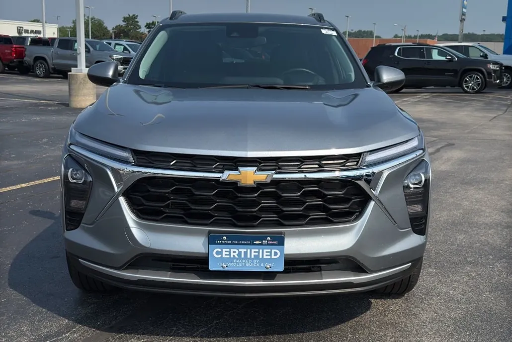 2024 Chevrolet Trax LT photo 1