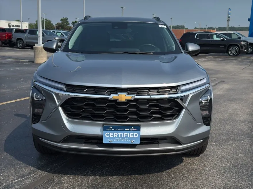 2024 Chevrolet Trax LT photo 1