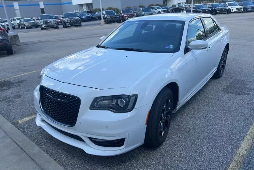 2023 Chrysler 300 Touring L photo 1