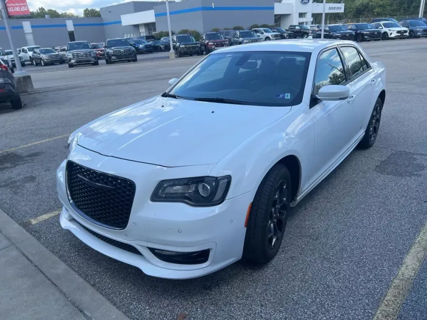 2023 Chrysler 300 Touring L photo 1