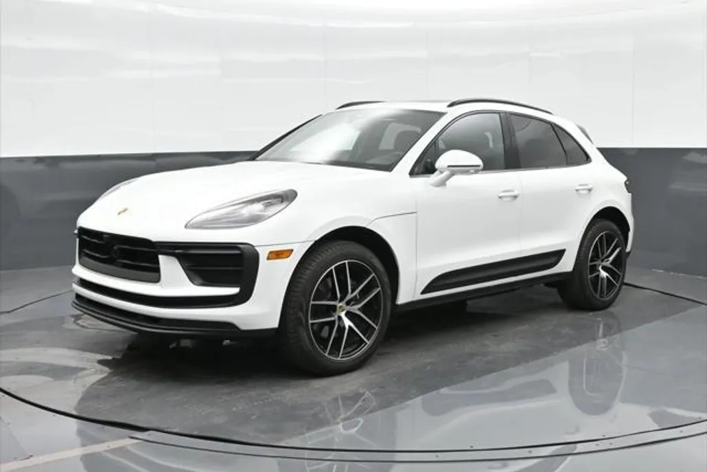 2025 Porsche Macan T photo 1