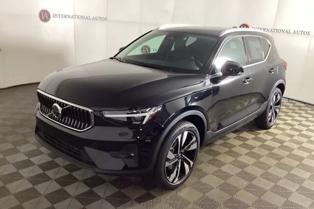 2025 Volvo XC40 photo 1