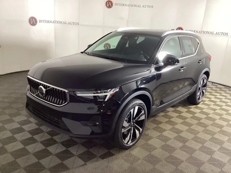 2025 Volvo XC40 photo 1