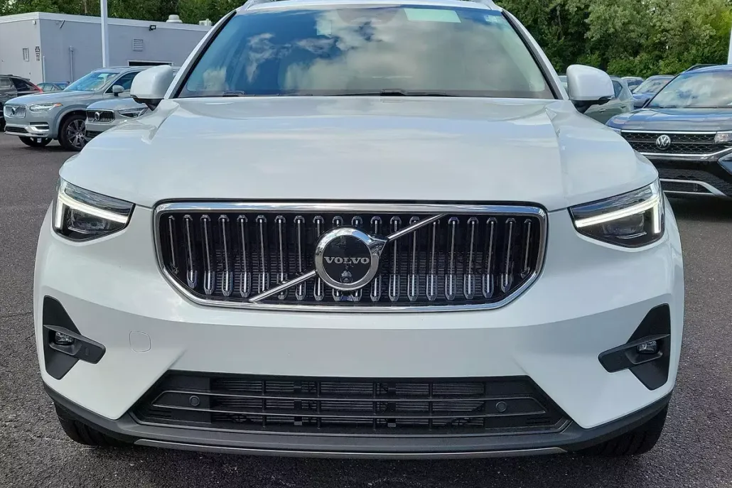 2025 Volvo XC40 Plus photo 1