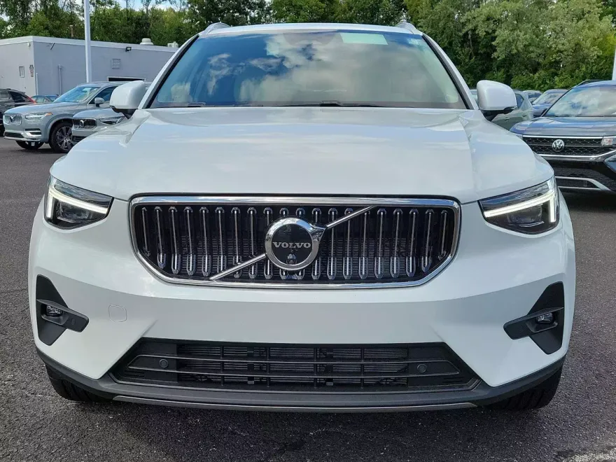 2025 Volvo XC40 Plus photo 1