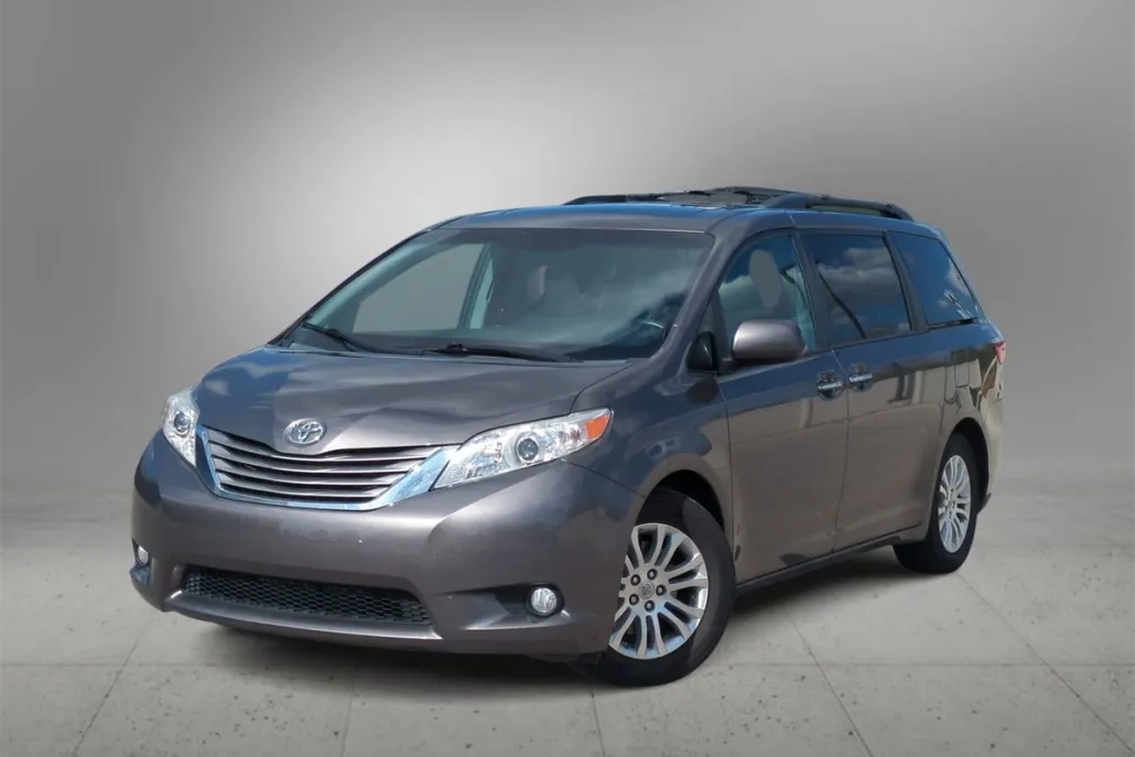 2015 Toyota Sienna L photo 1