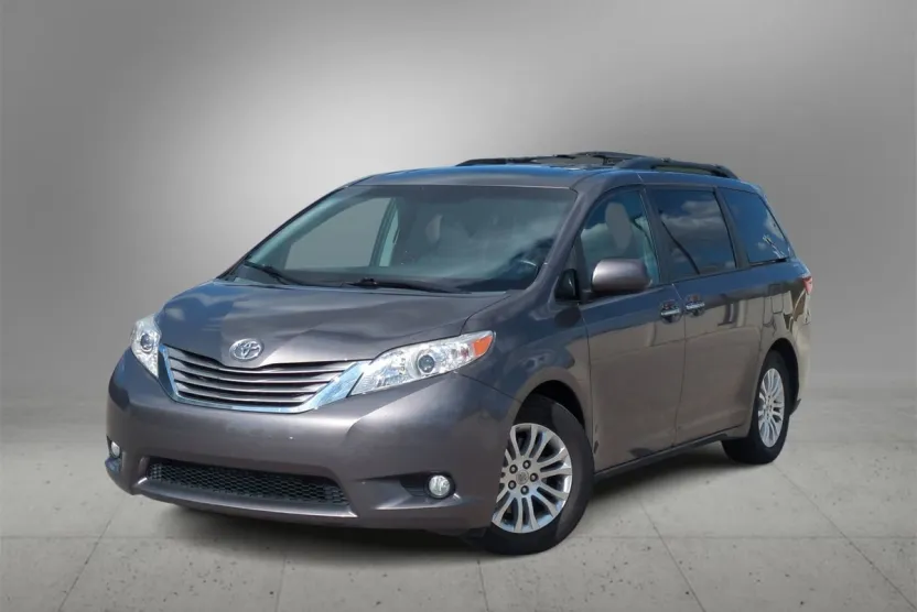 2015 Toyota Sienna L photo 1