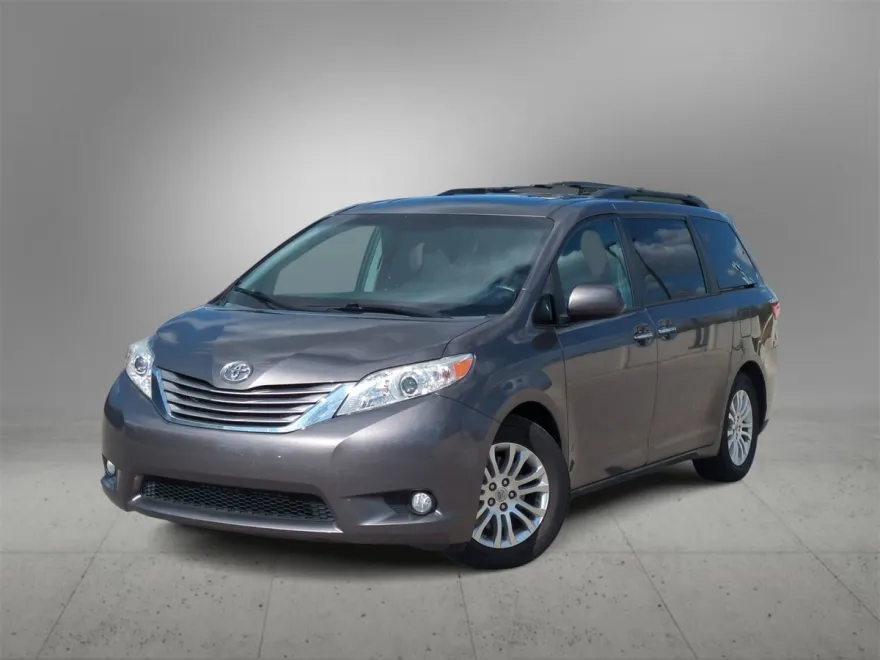 2015 Toyota Sienna L photo 1