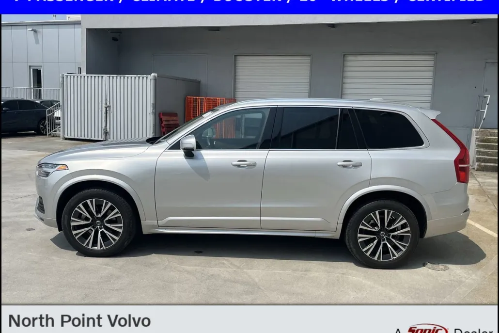 2022 Volvo XC90 T6 AWD Momentum photo 1