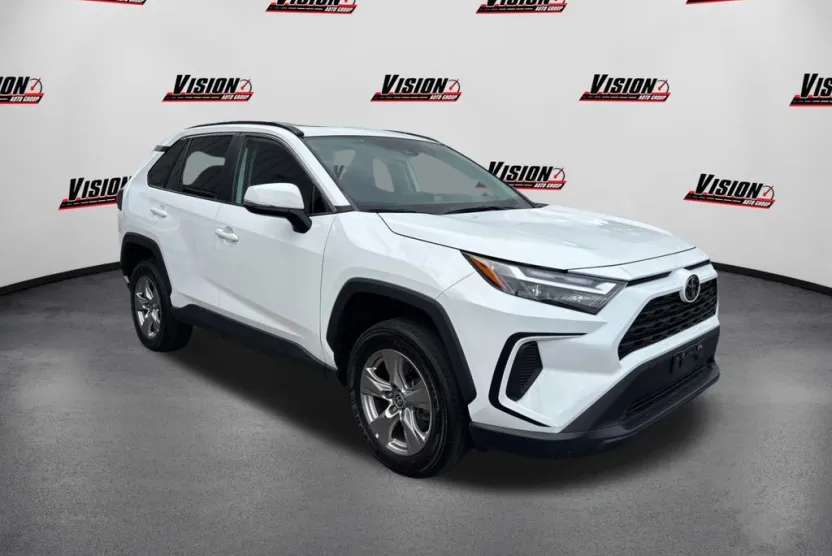 2022 Toyota RAV4 XLE photo 1