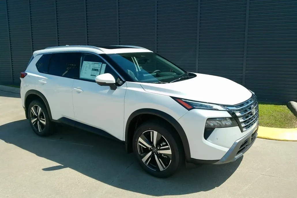 2025 Nissan Rogue SL photo 1