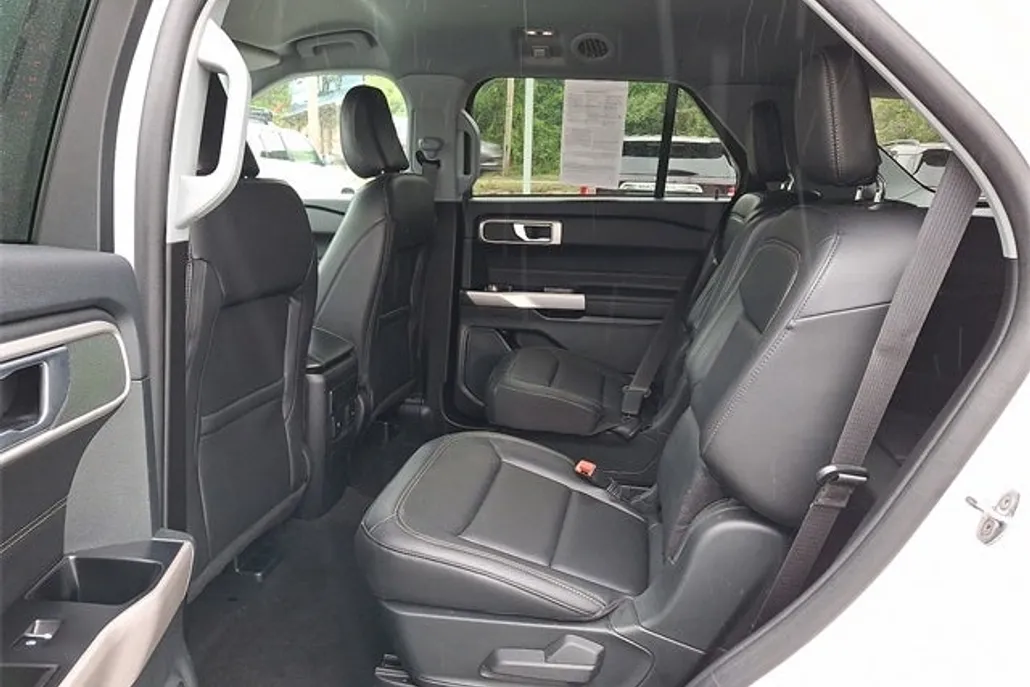 2023 Ford Explorer XLT photo 1