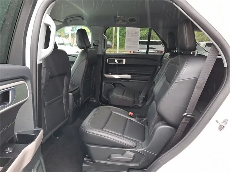 2023 Ford Explorer XLT photo 1